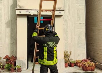 Vanno a trovare i propri cari al cimitero, cede una grata e si feriscono. Disavventura a Giffoni