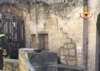 Incendio in una grotta dei Sassi di Matera: intervengono i vigili del fuoco
