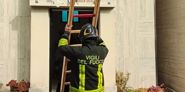 Vanno a trovare i propri cari al cimitero, cede una grata e si feriscono. Disavventura a Giffoni