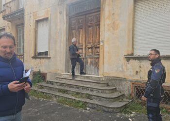 Il Comune di Sala Consilina si riprende Villa Diana. Tecnici comunali e agenti della Municipale entrano nell’albergo