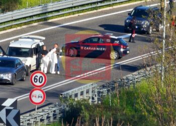 Ha circa 40 anni il ladro rimasto ferito: non si è fermato all’alt. Era su un furgone rubato, caccia ai complici