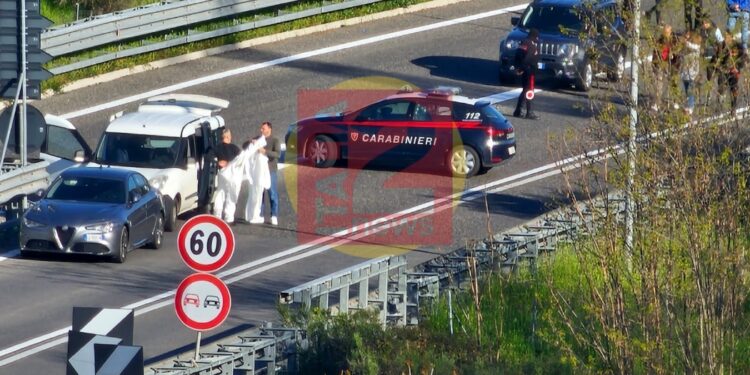 Ha circa 40 anni il ladro rimasto ferito: non si è fermato all’alt. Era su un furgone rubato, caccia ai complici