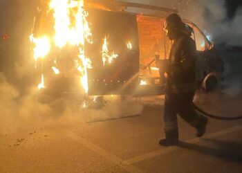 Incendio a Montecorvino Rovella, due mezzi in fiamme nella notte