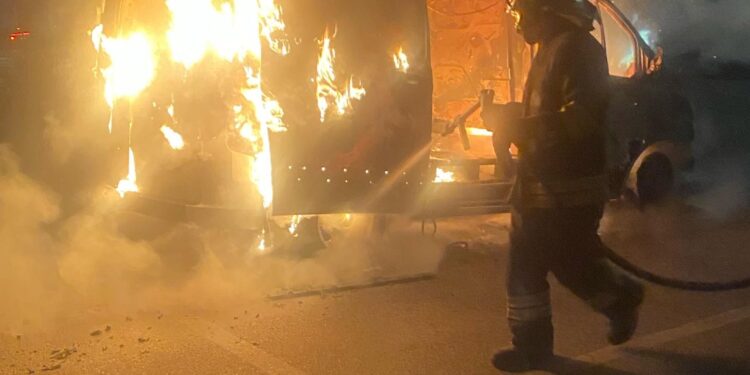 Incendio a Montecorvino Rovella, due mezzi in fiamme nella notte