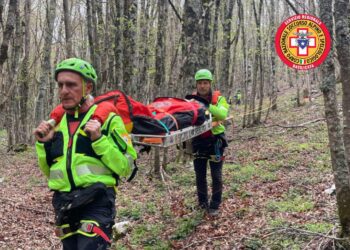 Escursionista si ferisce in montagna, nel Parco del Pollino: soccorsa e trasportata a valle