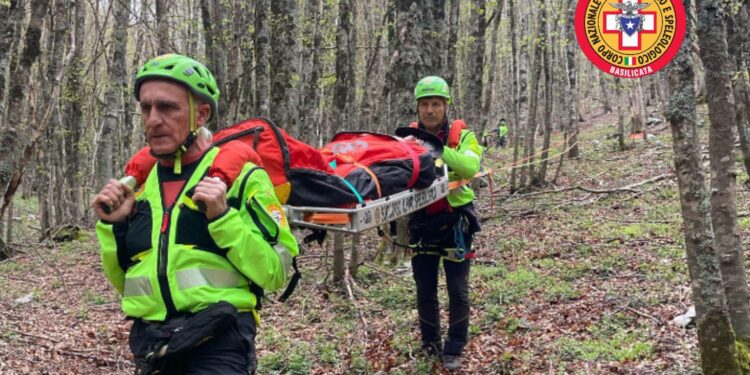 Escursionista si ferisce in montagna, nel Parco del Pollino: soccorsa e trasportata a valle