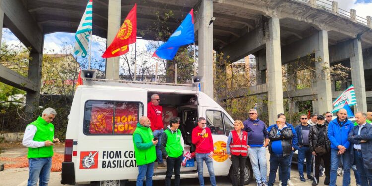 Prosegue la protesta dei metalmeccanici lucani: quarta giornata di sciopero davanti all’Italtractor ITM di Potenza
