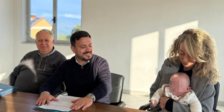 La mamma politica, il bebè in consiglio, il plauso del sindaco e la bellezza della normalità