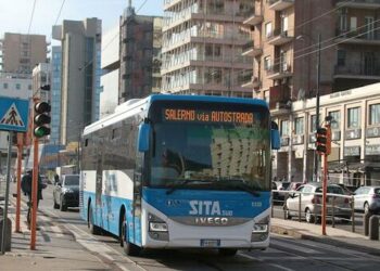 Salerno,  giovane distrugge il vetro di una biglietteria con un mattone dopo aver perso il cellulare