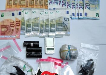 Montecorvino Rovella: arrestato con droga e contanti, tenta la fuga a piedi