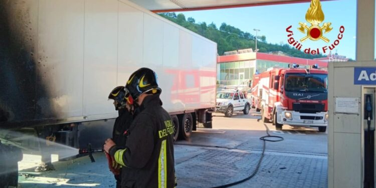 Tragedia sfiorata sull’area di servizio a Baronissi Est: il serbatoio di un camion prende fuoco