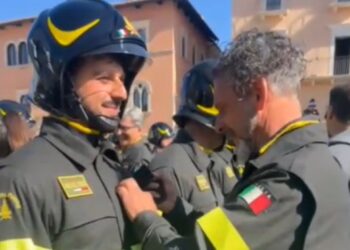 Giuramento emozionante a L’Aquila: Antonio diventa Vigile del Fuoco dinanzi al padre Bruno, capo squadra dei caschi rossi di Sala Consilina