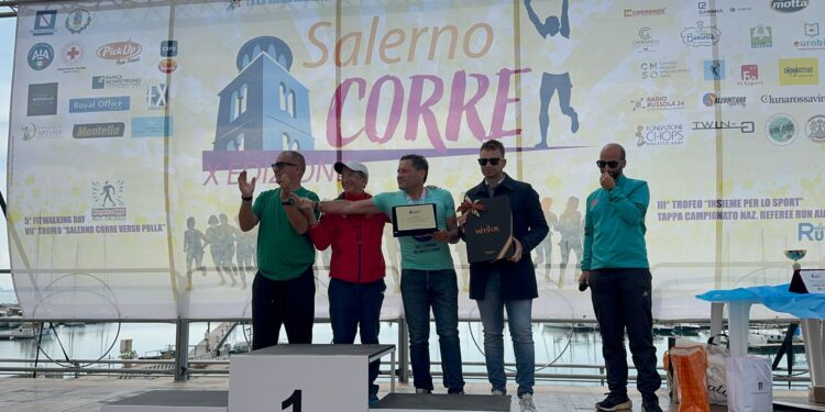 Grande successo per “Salerno Corre”. L’atleta paralimpico Gianni Sasso batte il record mondiale di corsa con le stampelle