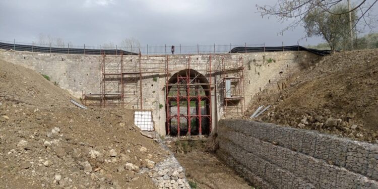 Caggiano, continuano i lavori sul ponte comunale “Calabri”, chiuso da qualche anno per motivi di sicurezza