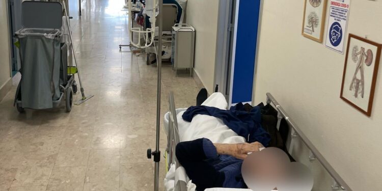 Pazienti ricoverati in barella all’ospedale Umberto I di Nocera. La Cisl Fp: “Situazione insostenibile per pazienti e operatori”