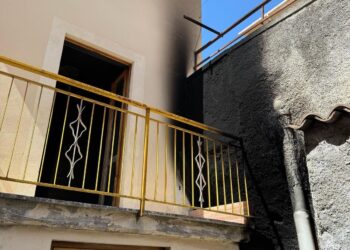 Fiamme in un immobile disabitato a Vietri di Potenza, i Carabinieri indagano sulla natura dell’incendio