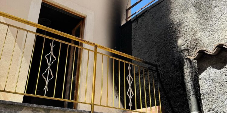 Fiamme in un immobile disabitato a Vietri di Potenza, i Carabinieri indagano sulla natura dell’incendio