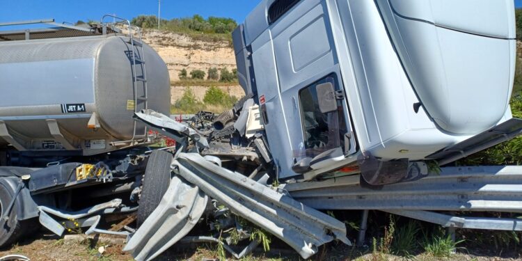 Cisterna piena di gasolio sbatte contro il guard rail tra Battipaglia ed Eboli: un ferito lieve