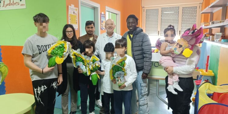 Il centro SAI di Caggiano dona uova di Pasqua al reparto di pediatria dell’ospedale di Polla