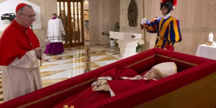 Ecco la salma di papa Francesco. Il dolore del governatore De Luca: “Si è spenta la voce della pace”