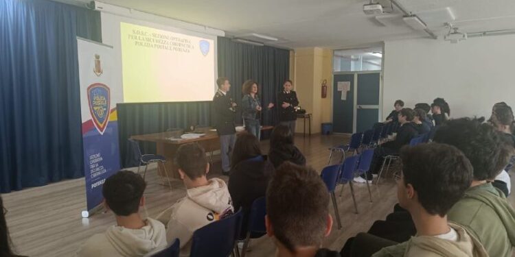La Polizia Postale di Potenza incontra scuola e famiglie: su bullismo, cyberbullismo e sicurezza sul web