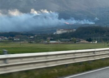 Incendio a San Rufo: fiamme su una vasta area di montagna