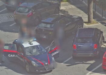 Tentano truffa una donna a Caggiano: cadono nella trappola dei carabinieri e del figlio poliziotto