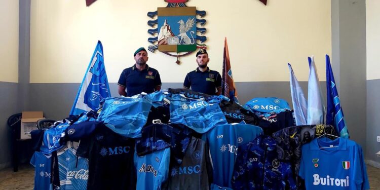 Sequestrati oltre 20.000 articoli contraffatti col marchio SSC Napoli