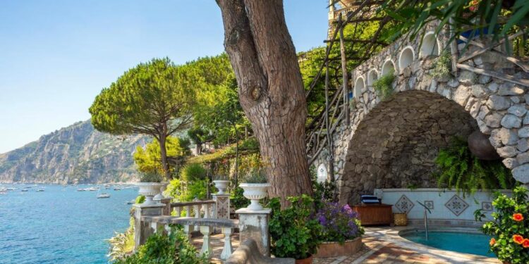 Sequestrata una parte del Luxury Hotel “Villa Treville” a Positano: ipotizzati reati edilizi e ambientali