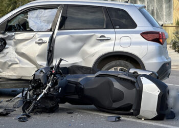 Scontro tra un’auto e uno scooter a Capaccio Paestum: ferito un giovane centauro