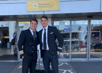 Una stretta di mano tra cielo e terra: l’incontro all’aeroporto di Napoli tra il comandante Moscarelli di Teggiano e il primo ufficiale Gentile