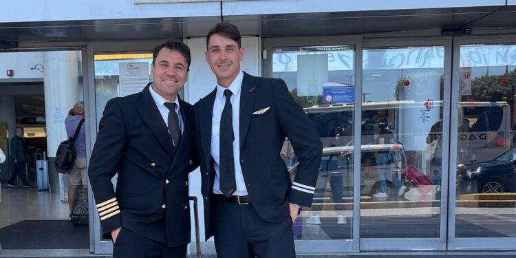 Una stretta di mano tra cielo e terra: l’incontro all’aeroporto di Napoli tra il comandante Moscarelli di Teggiano e il primo ufficiale Gentile
