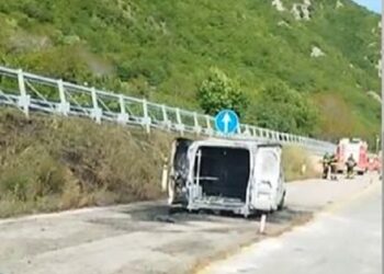 Furgone in fiamme sul raccordo Sicignano-Potenza: traffico bloccato per un’ora, nessun ferito