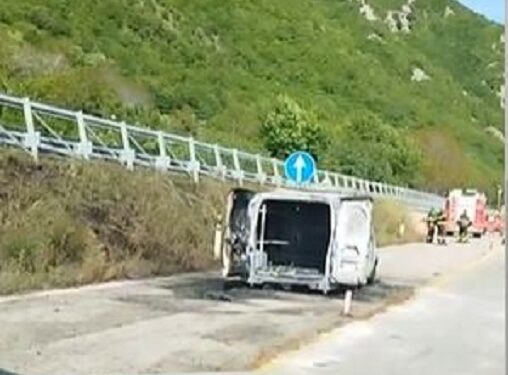 Furgone in fiamme sul raccordo Sicignano-Potenza: traffico bloccato per un’ora, nessun ferito