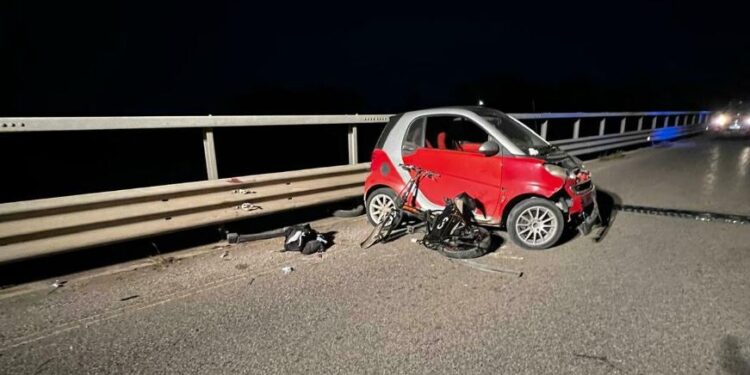 Travolto da un’auto sulla litoranea a Eboli: grave un ciclista