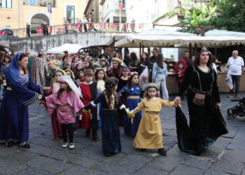 Salerno, domenica si chiude la Fiera del Crocifisso Ritrovato: falconieri, pupi e sapori medievali nel cuore della città
