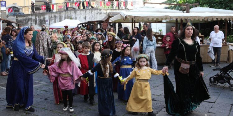 Salerno, domenica si chiude la Fiera del Crocifisso Ritrovato: falconieri, pupi e sapori medievali nel cuore della città
