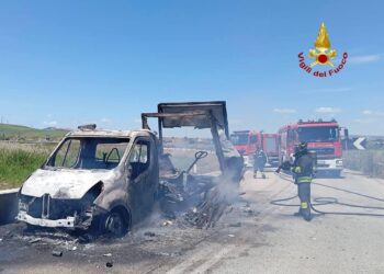 Fiamme lungo la SS 655 a Melfi: brucia un autocarro, chiusa la strada