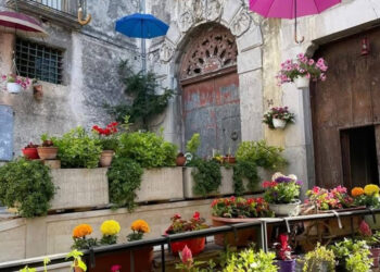 La piazza S.Caterina di Caggiano si riempie di fiori e tanti colori