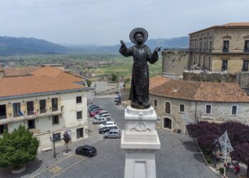 Teggiano celebra San Cono con Mons. Spinillo, il Cardinale Arrigo Miglio e tre giorni di eventi