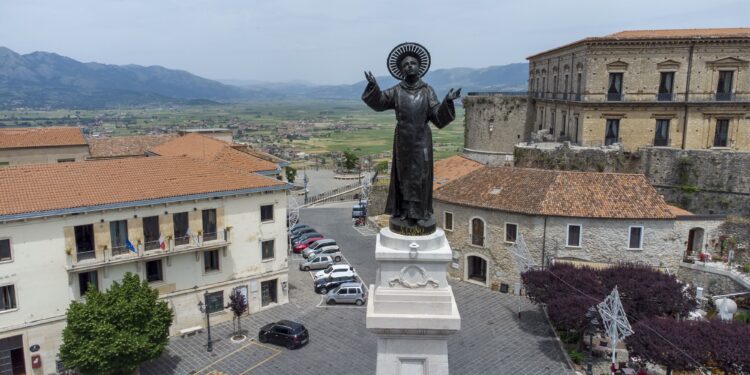 Teggiano celebra San Cono con Mons. Spinillo, il Cardinale Arrigo Miglio e tre giorni di eventi