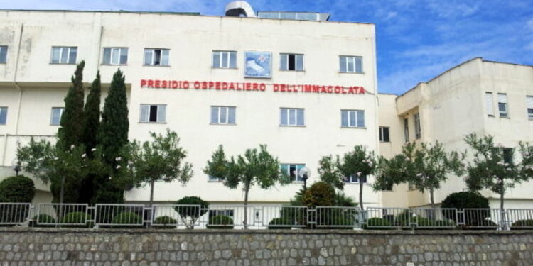 Si ferisce a una mano con un tritacarne. Gravi ferite per un macellaio di Sapri