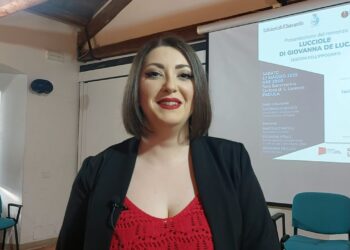 Successo per la presentazione di “Lucciole”: il romanzo di Giovanna De Luca su dipendenze affettive e social