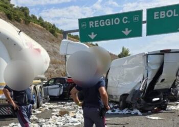 Coppia di avvocati salernitani morti sull’A2 a Eboli. Incidente provocato dalla distrazione del camionista