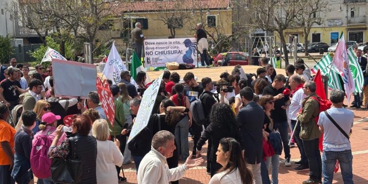 Tutti in piazza per dire “No” alla chiusura del punto nascita dell’ospedale di Sapri