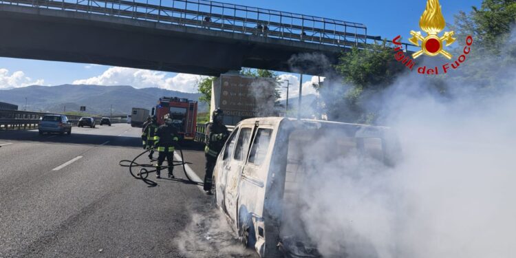 Auto in fiamme sull’A2 tra Montecorvino e Pontecagnano: salvo il conducente