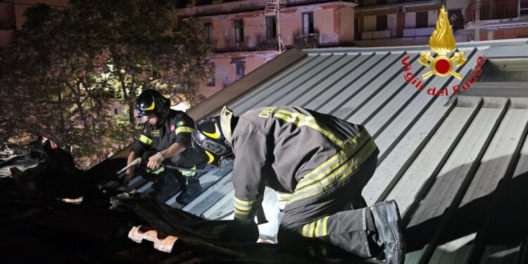 Incendio notturno a Salerno: fiamme in un sottotetto sul lungomare, nessun ferito