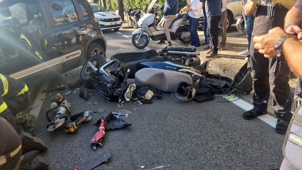 Grave incidente sul lungomare Marconi a Salerno: uomo a bordo di uno  scooter rimane incastrato sotto un'auto – Italia2news