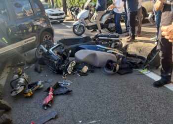 Grave incidente sul lungomare Marconi a Salerno: uomo a bordo di uno scooter rimane incastrato sotto un’auto