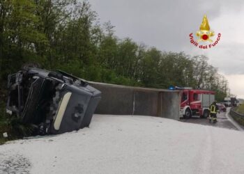 Incidente sul raccordo Sicignano-Potenza: si ribalta autoarticolato carico di calce